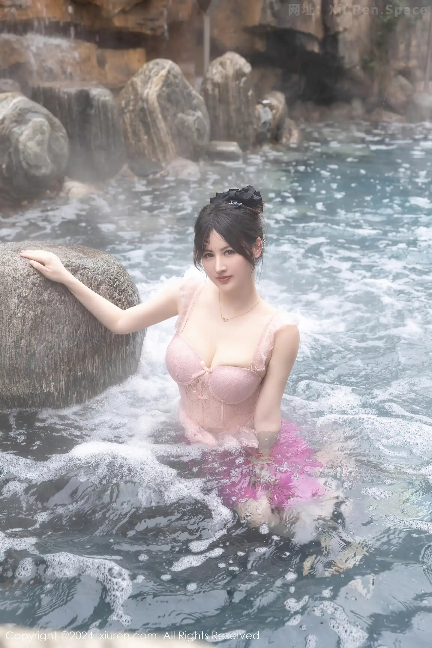 图片[3]-[XiuRen秀人网]VOL.8039 模特诗诗kiki溪边场景+浴室性感粉色情趣短裙秀惹火身材诱惑写真84P-秀人网官方网站